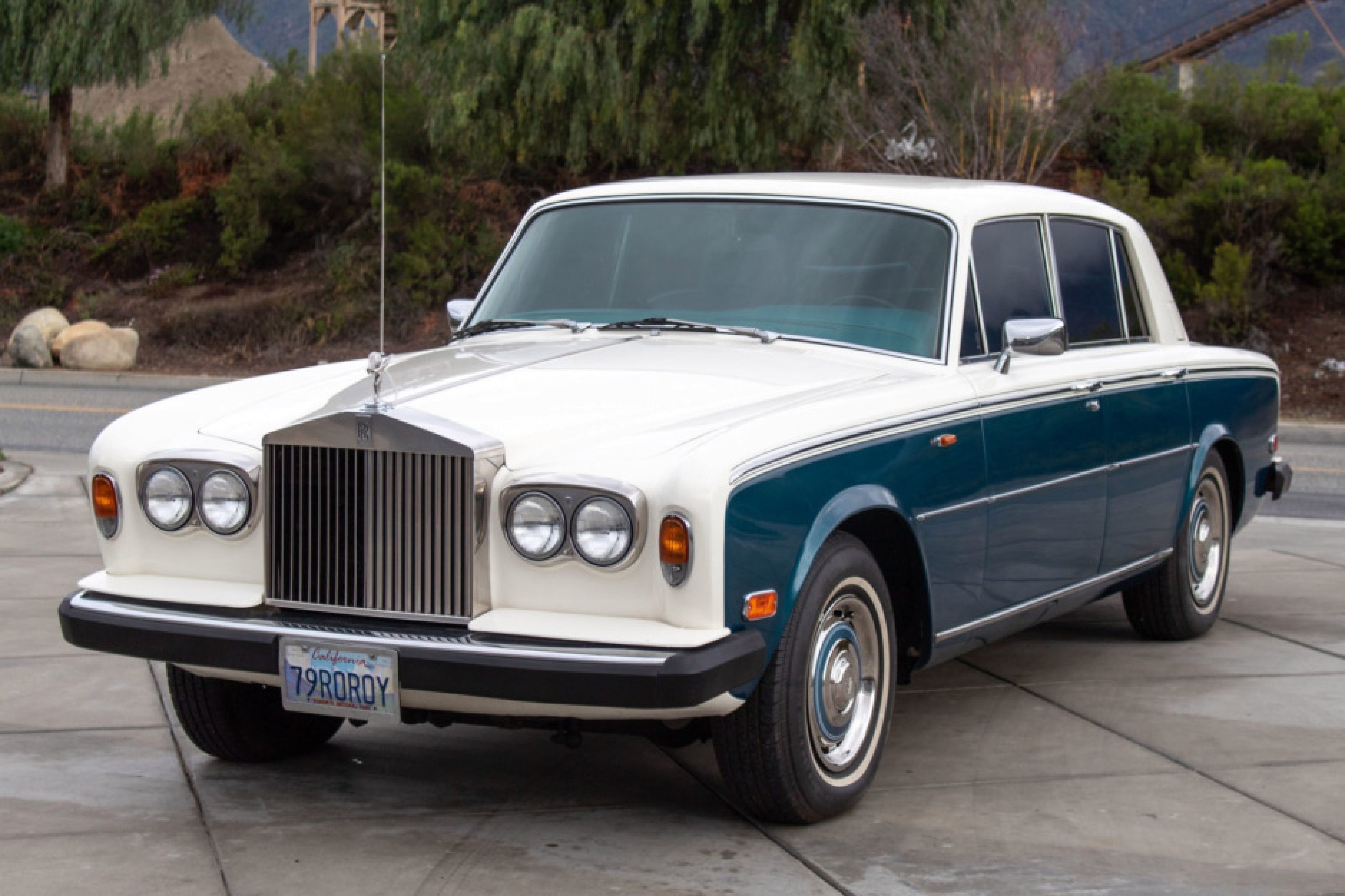 This is a very fine Silver Shadow II finished in 2tone Shell grey silver  over Peacock with dark b  Rolls royce silver shadow Luxury cars for  sale Rolls royce