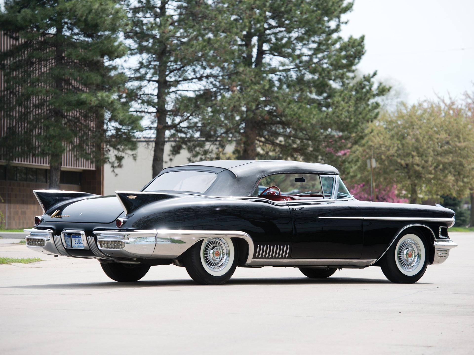Пятидесяти машинами. Cadillac Eldorado Brougham 1958. Cadillac Eldorado 1958. Cadillac Eldorado 1954. Кадиллак Эльдорадо 50х.